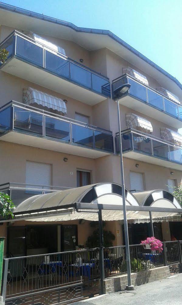 Hotel Gialpina Viserba Di Rimini Eksteriør billede